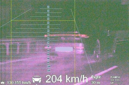 Na mokré dálnici uháněl řidič v mercedesu dvoustovkou, u Humpolce dojezdil