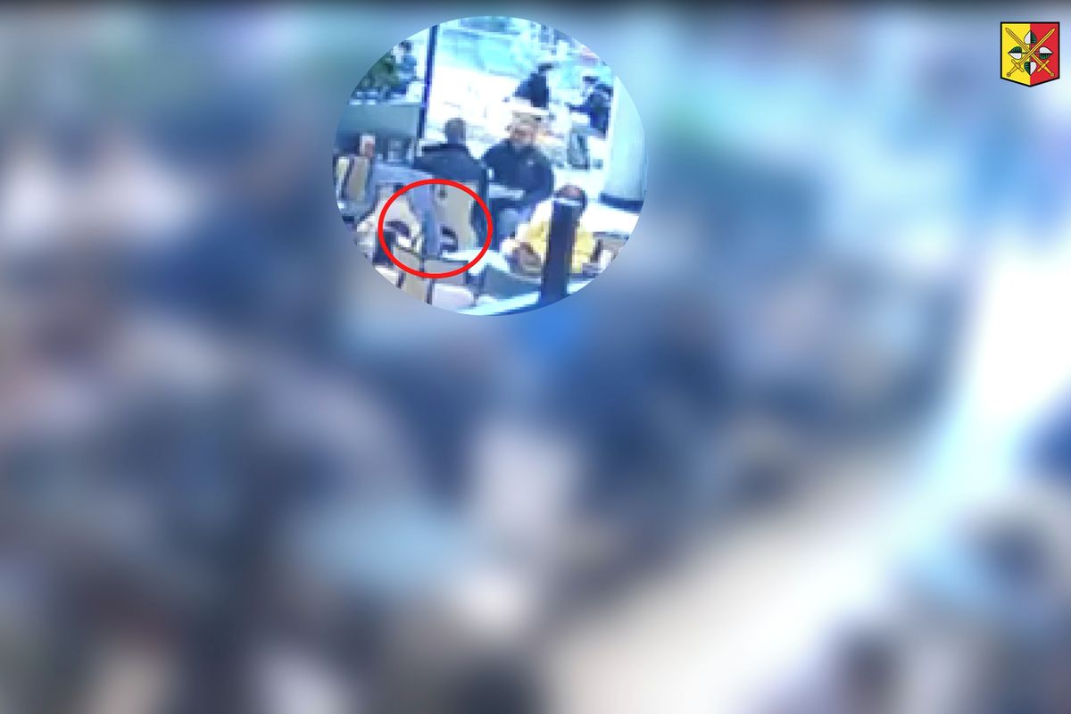Nenápadnou krádež desítek tisíc z vesty hosta restaurace natočila kamera, policie hledá dvojici mužů