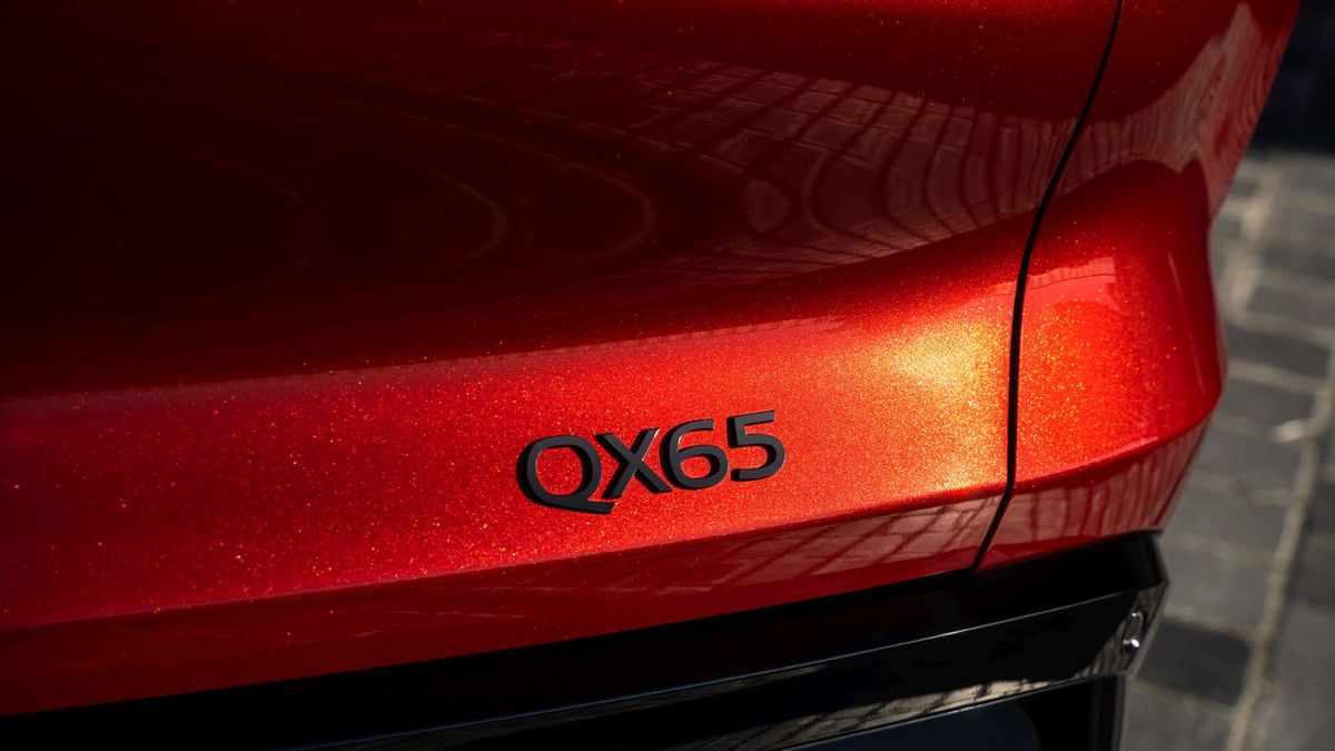 Nové SUV od Infiniti má v laku pravé zlato. Do fabriky ho přepravují v obrněném voze