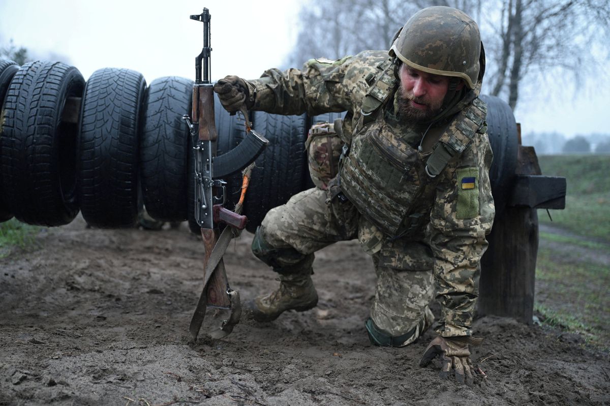 Ukrajina má dost lidí na to, aby bojovala dalších deset let, tvrdí šéf zahraničního výboru parlamentu