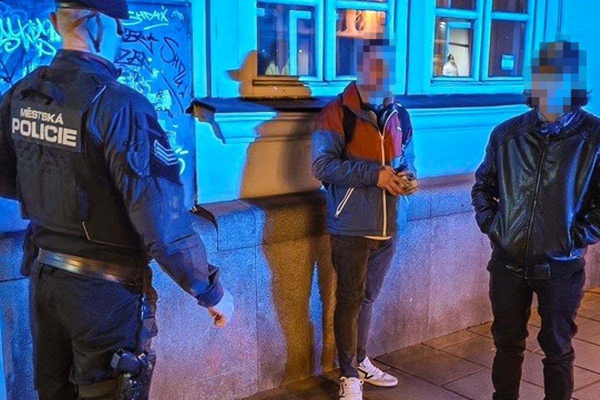 Proč čmárám, kde nemám? U nás je to běžné, hájili se cizinci v Plzni