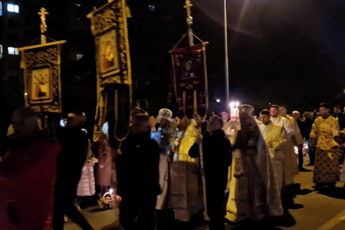 Tisíce lidí, košíky a svíčky. Půlnoční Brno vidělo pravoslavnou oslavu Velikonoc