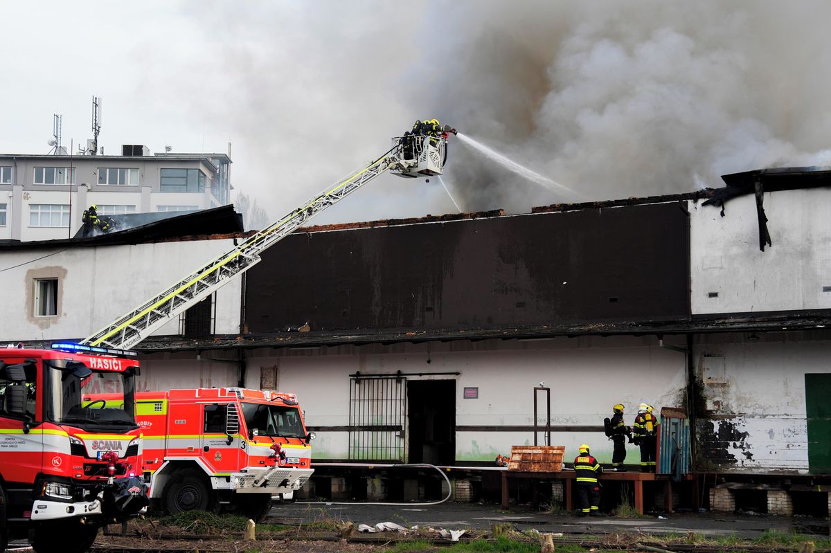 Požár ubytovny v Praze hasiči po několika hodinách lokalizovali