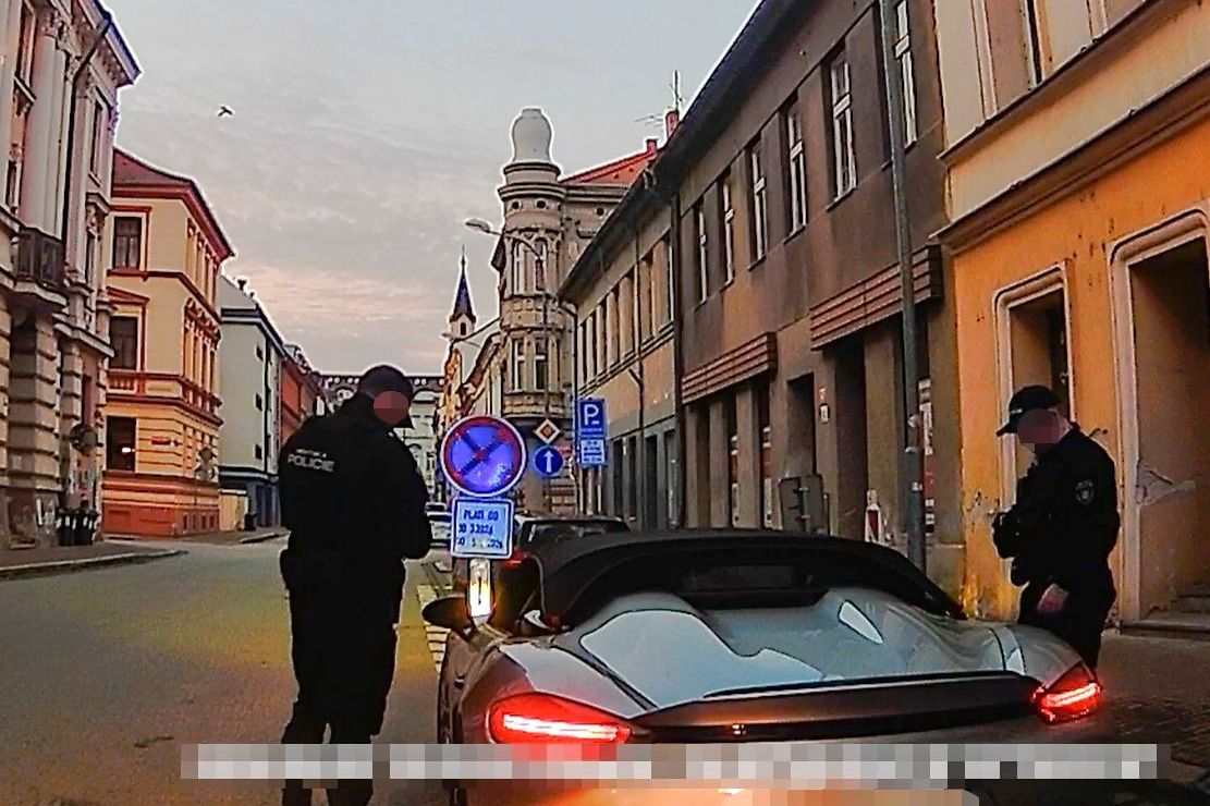 Řidič Porsche si vytruboval v Budějovicích. Před strážníky se oháněl demokracií