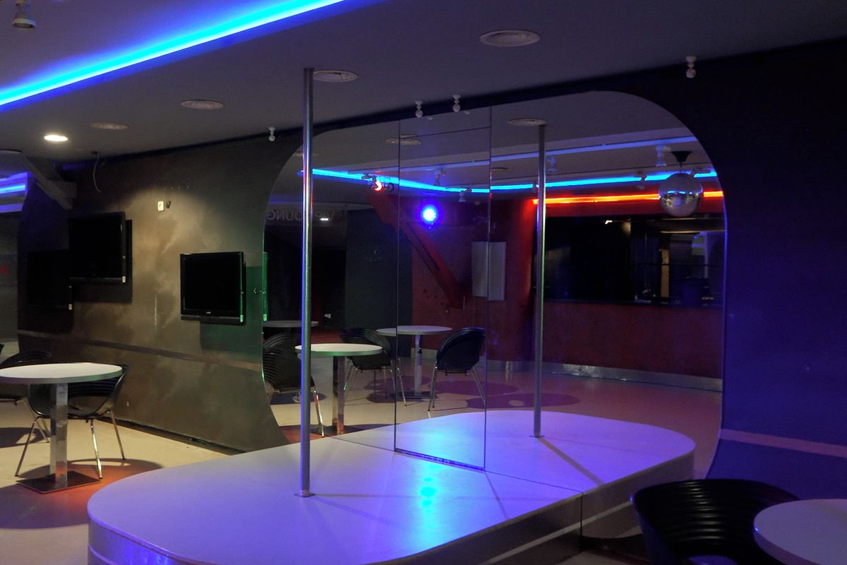 Vykřičený dům v Holešovicích je k pronájmu. Záběry ukazují, co prostory nabízejí