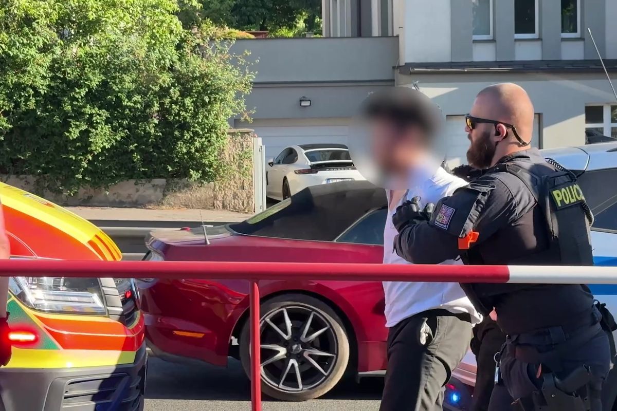 Zloděj ukradl v Praze auto a při honičce naboural několik dalších