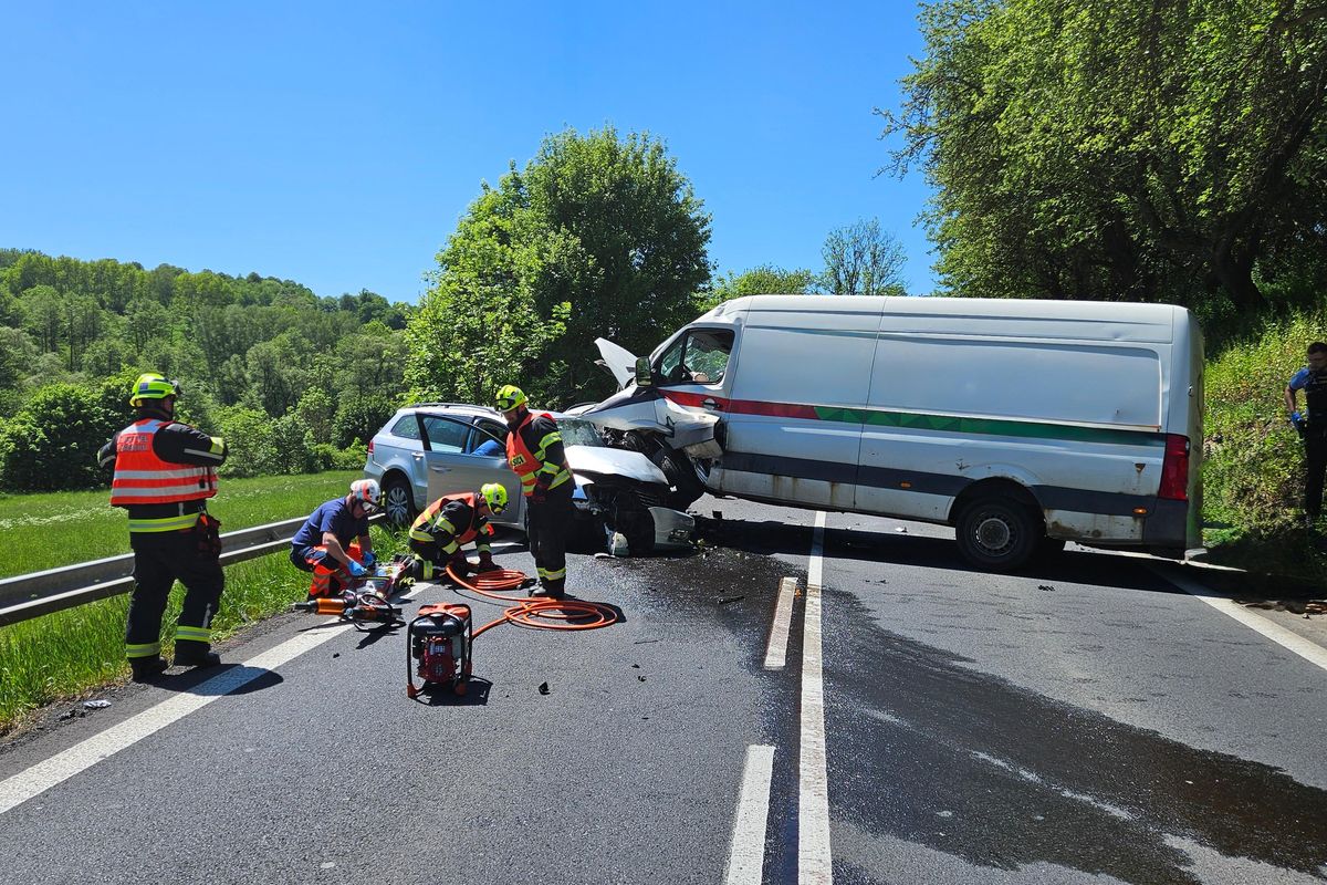 Srážka dodávky a dvou aut na Karlovarsku. Čtyři zranění