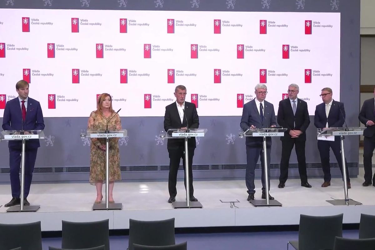 „Stále si plete, že je ve vládě.“ Babiš v přímém přenosu setřel Okamuru