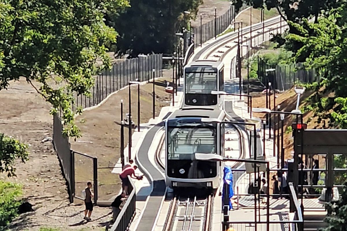 První pohled skleněnou střechou do lanovky, na Petřín už jezdí odhalená