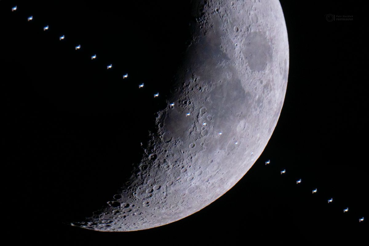 Astrofotograf zachytil Mezinárodní vesmírnou stanici, jak putuje před Měsícem