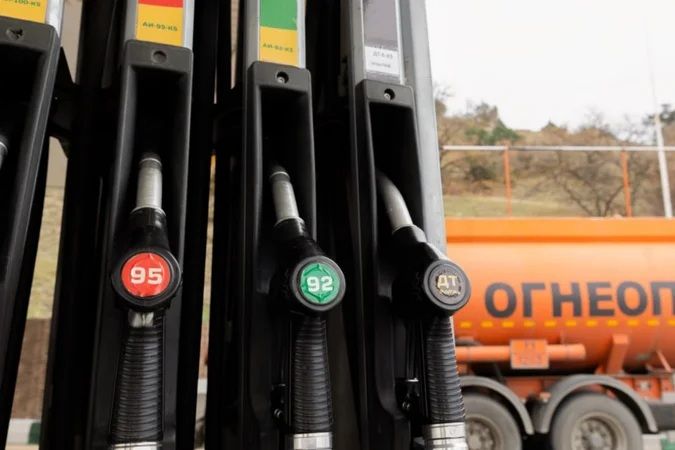 Ukrajinské drony zasáhly ropnou rafinérii v ruském Saratově, na Krymu dochází palivo