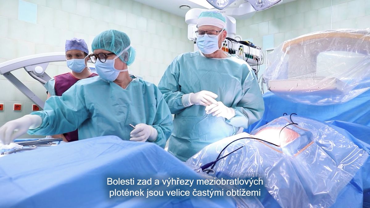 Průlom v operacích páteře: Homolka a Motol zavádějí novou metodu se zkrácenou rekonvalescencí