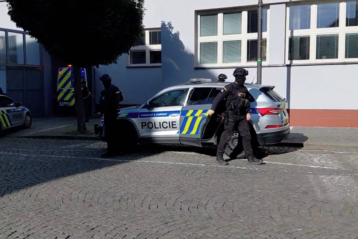 Soud poslal do vazby cizinku obviněnou z teroristického útoku v Pardubicích, tři zadržení mohou být souzeni v Polsku