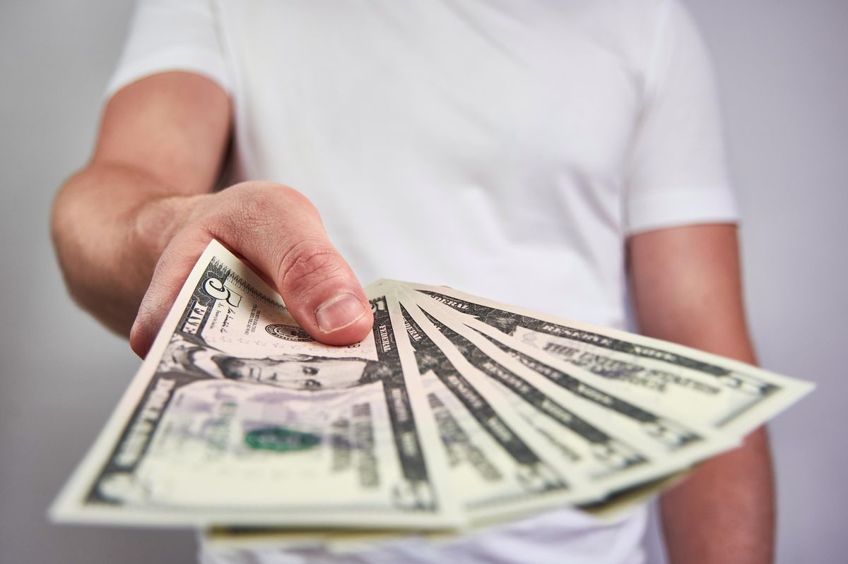 Američan našel na toaletě spoustu peněz, do posledního dolaru je vrátil majiteli