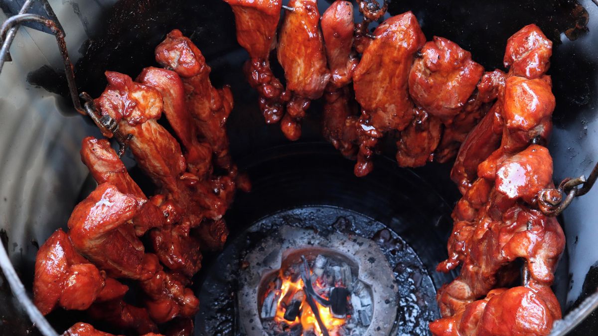Uzení může zvýšit riziko rakoviny, podle vědců ale i falešné „kouřové“ příchutě přidávané do sýrů či chipsů
