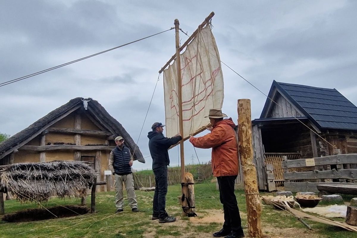 Monoxylon opět vyrazí do Egejského moře, pravěkou loď z kmene stromu požene i plachta z lýka
