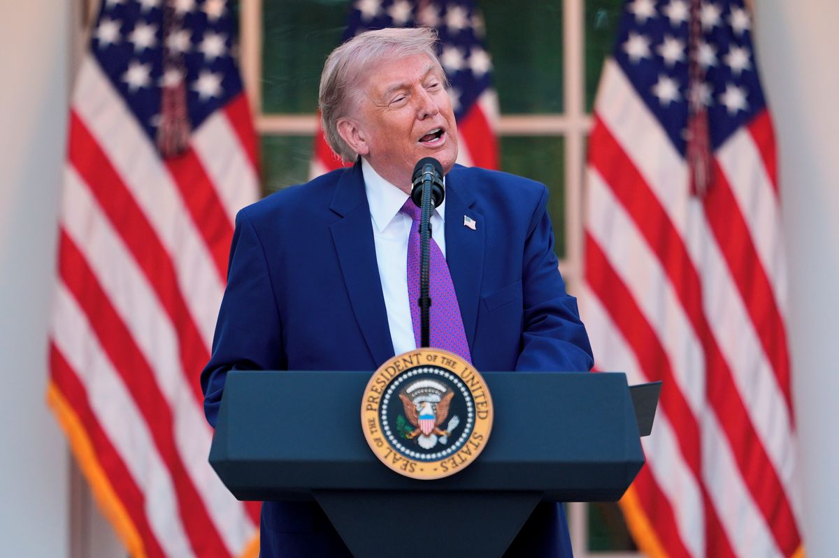 Trump investoval před cestou do Číny miliony dolarů do akcií Applu