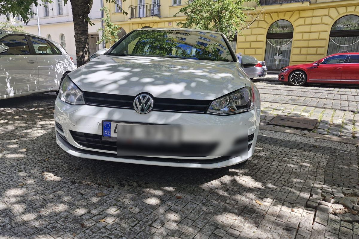Parkování sdílených aut je v Praze třikrát levnější než u sdílených kol. Hřib slibované zdražení nedotáhl