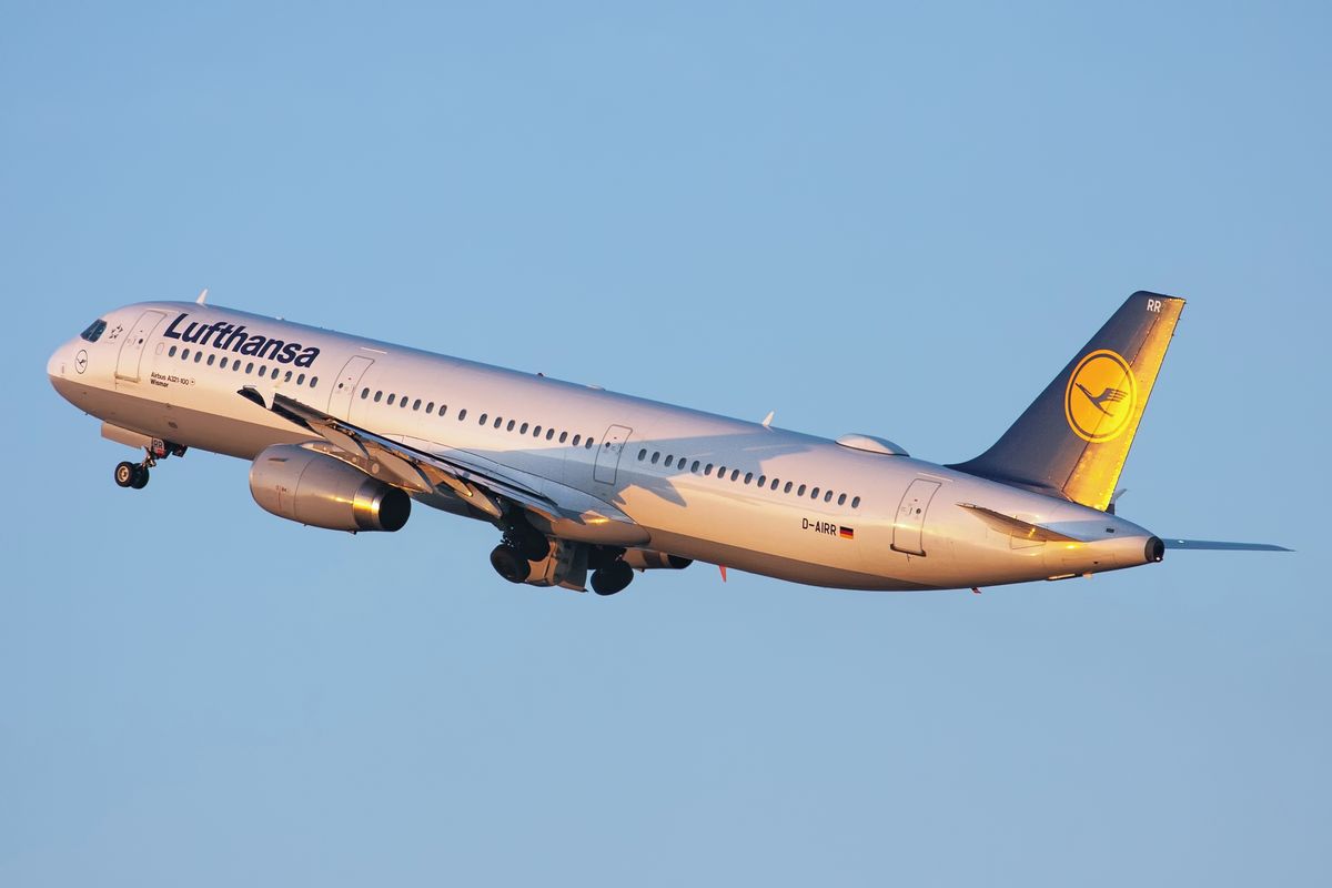 Pach kerosenu na palubě a panika. Airbus nouzově přistál krátce po startu z Atén