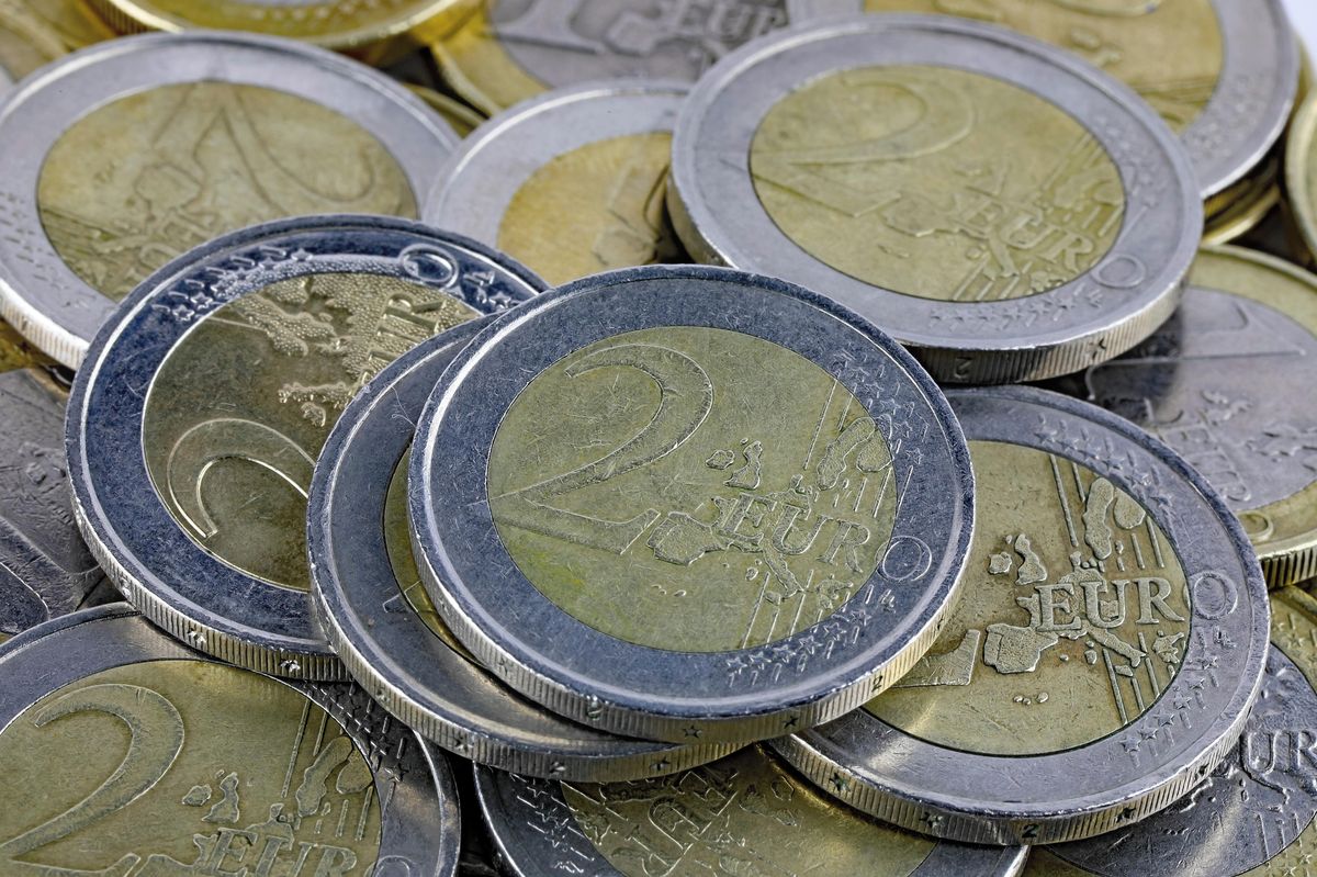 Čínský gang v Itálii pustil do oběhu desetitisíce falešných dvoueurových mincí