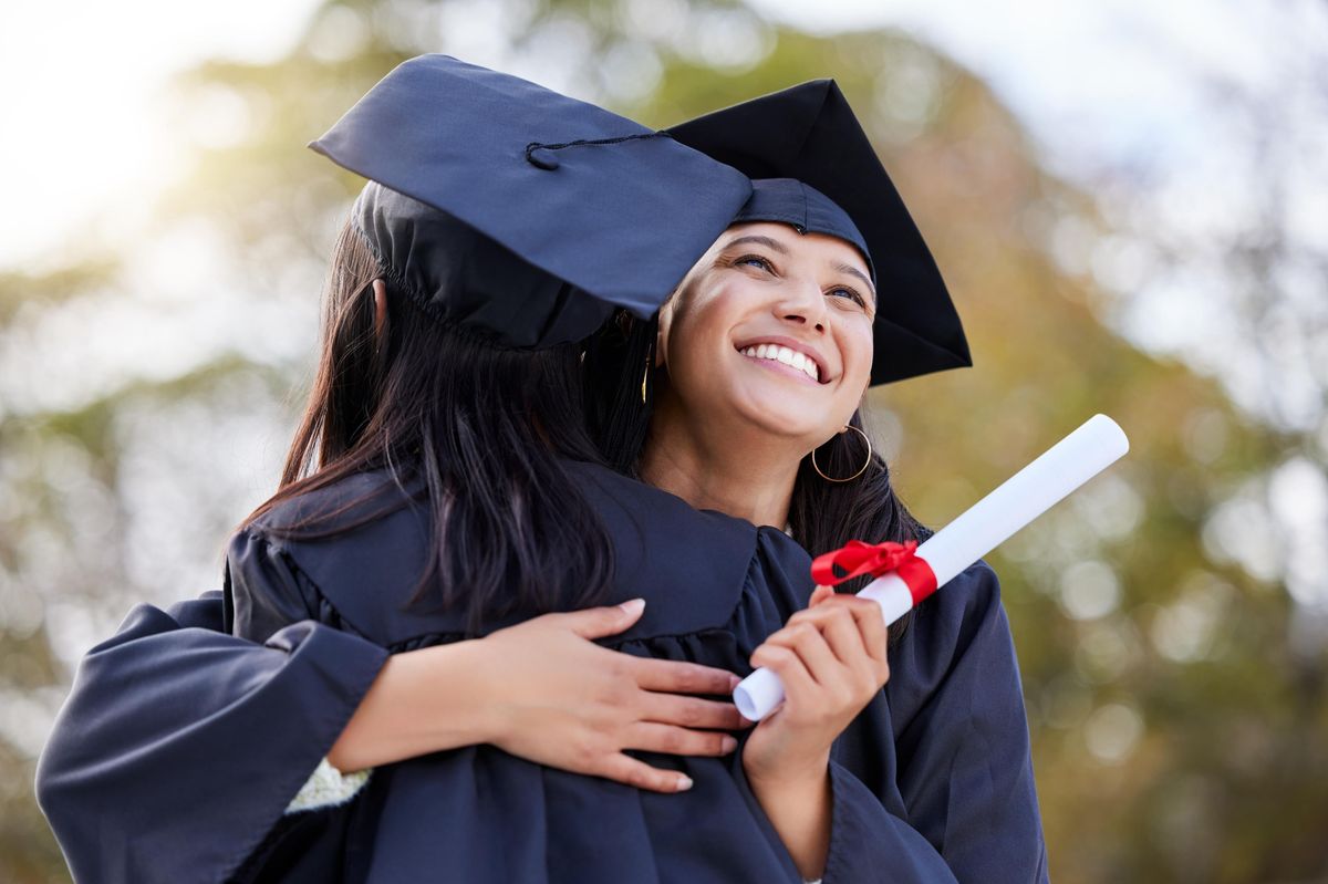 Hlavní řečník na promoci v USA nadchl absolventy. Slíbil, že za ně uhradí studentské půjčky