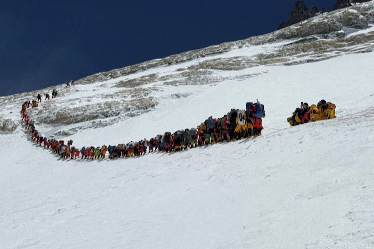 Everest zdolal z nepálské strany rekordní počet 274 turistů v jediný den
