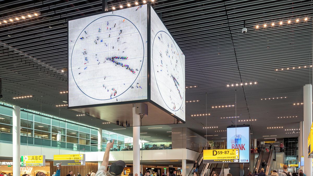 Na letišti v Amsterdamu mají hodiny, kde přesný čas ukazují lidé