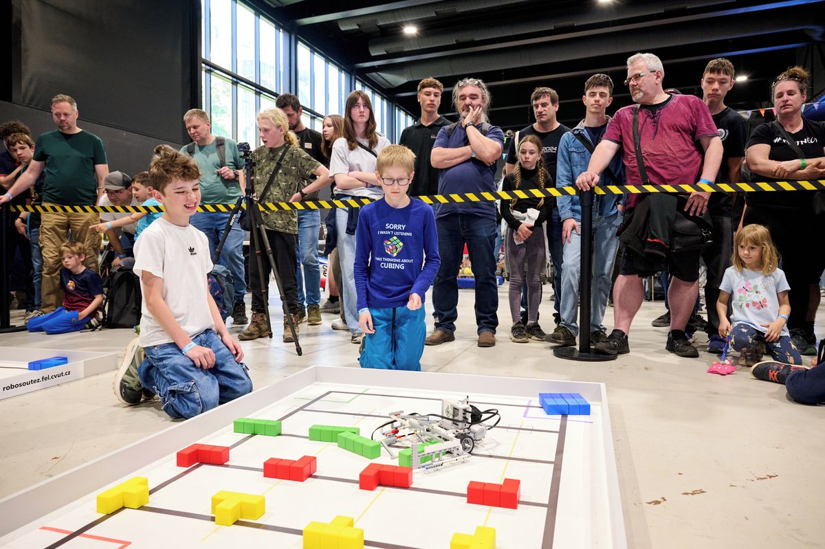 V Robosoutěži ČVUT triumfovali školáci z Prahy