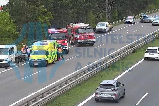 Dodávka na D11 smetla osoby měnící kolo