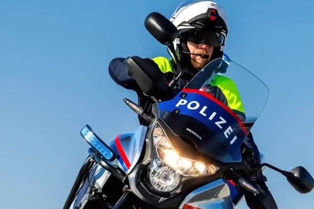 Řidič auta s českou značkou srazil rakouského policistu a utekl