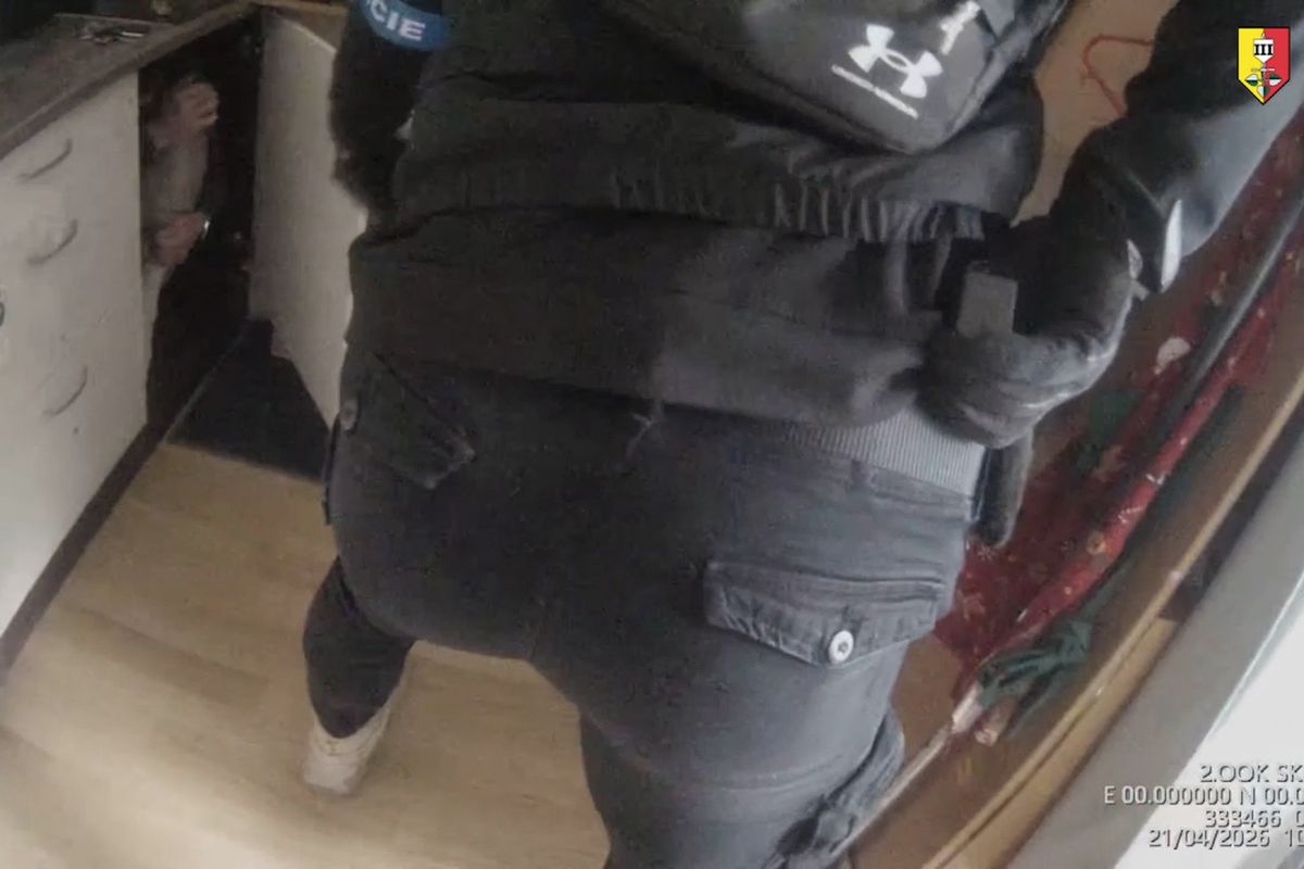 Odsouzený muž se před policisty v Praze schoval do kuchyňské linky