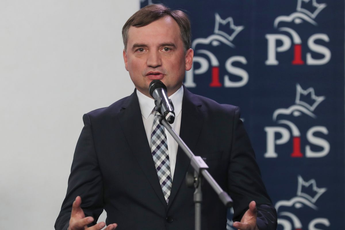 Stíhaný polský exministr se do USA dostal s pomocí amerického diplomata