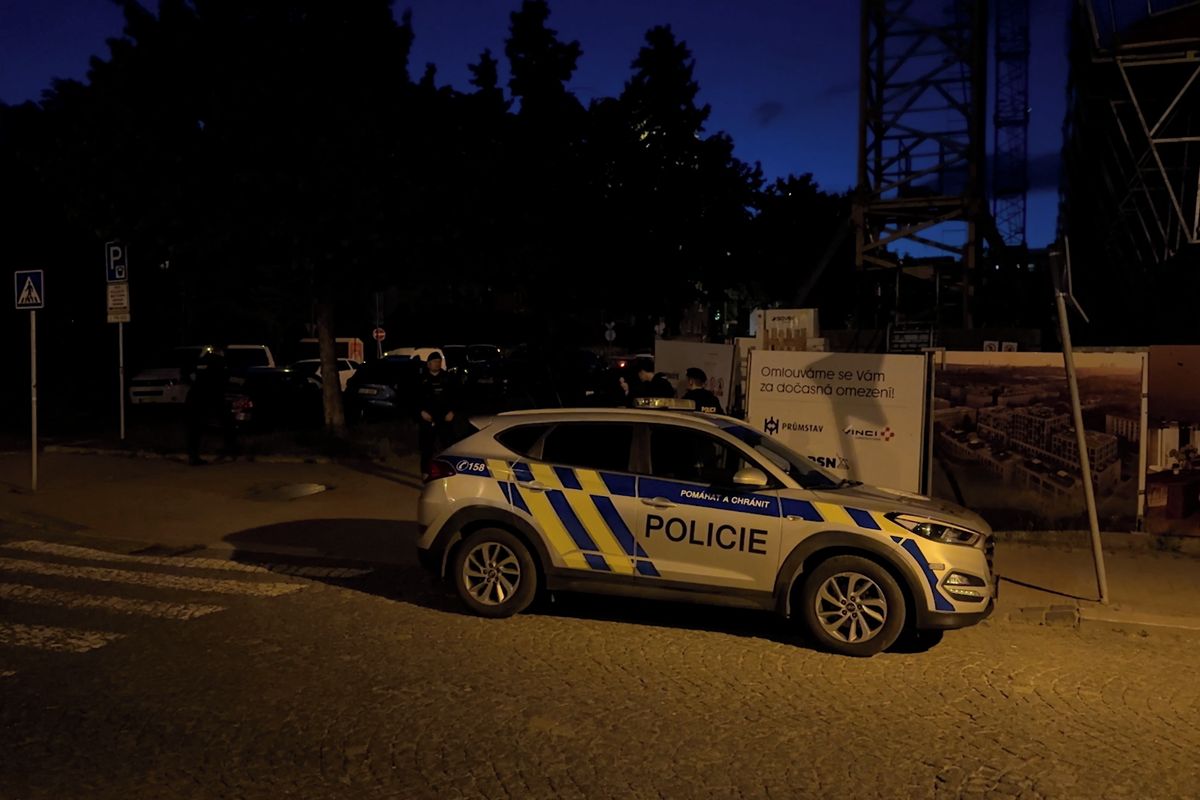 Procházku opilých mladistvých na stavebním jeřábu v Praze utla policie