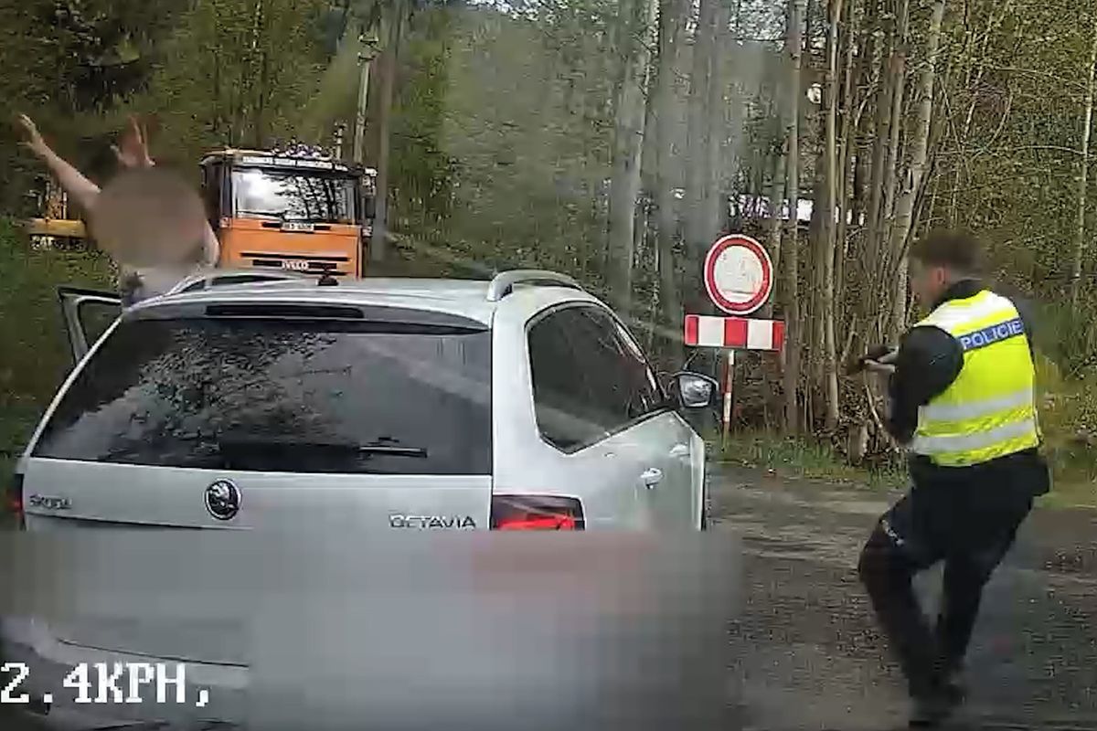 Řítil se po Jablonecku stopadesátkou a pak ujížděl policii. Zastavila ho až rozkopaná silnice