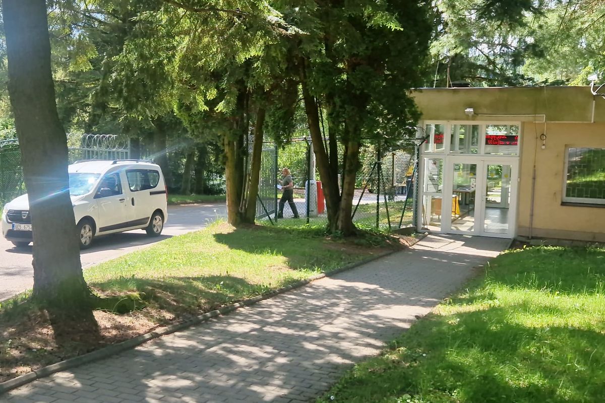 Voják držený v Těchoníně po návratu z Konga byl propuštěn z karantény