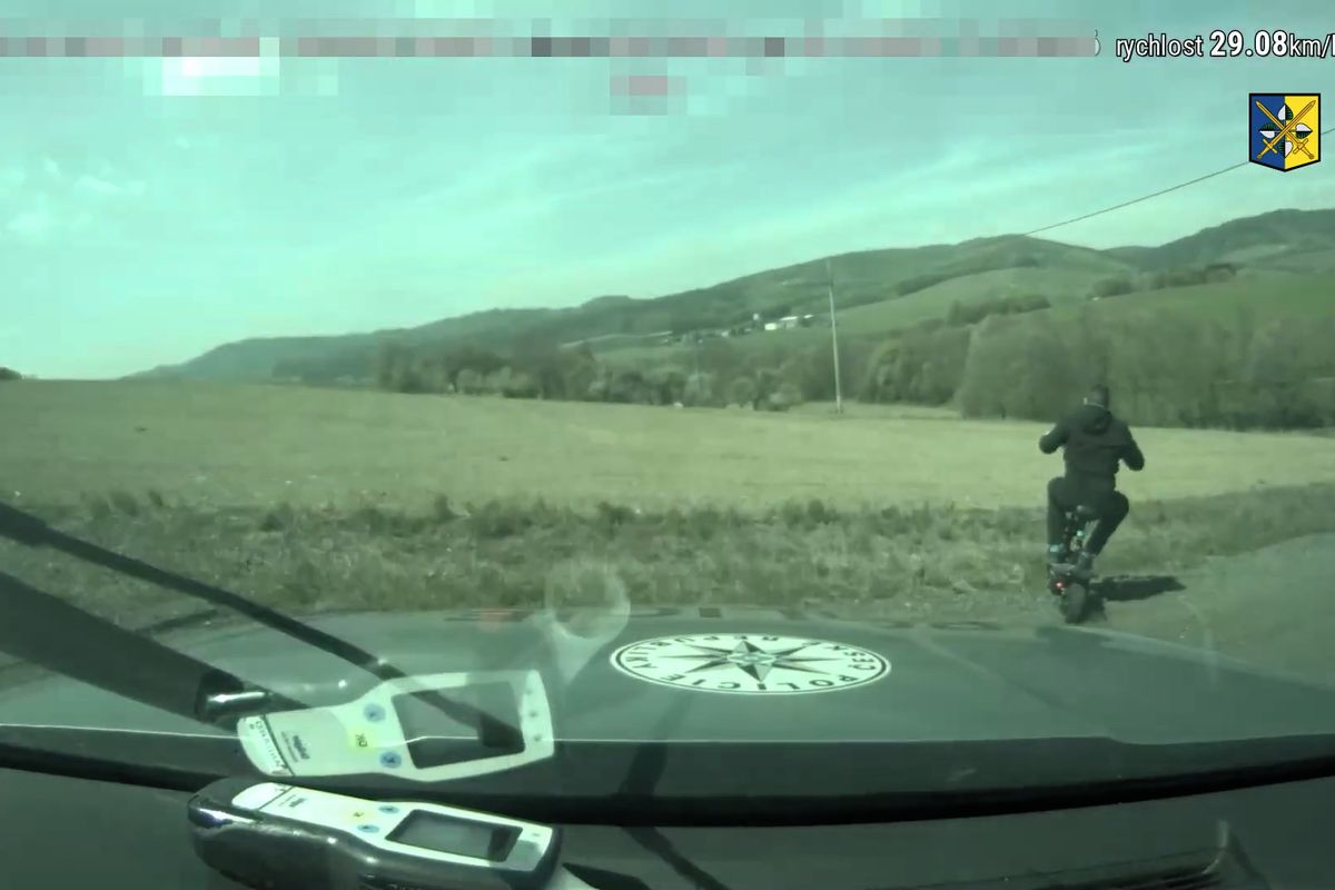 Muž na Zlínsku ujížděl policistům na koloběžce rychlostí 100 km/h