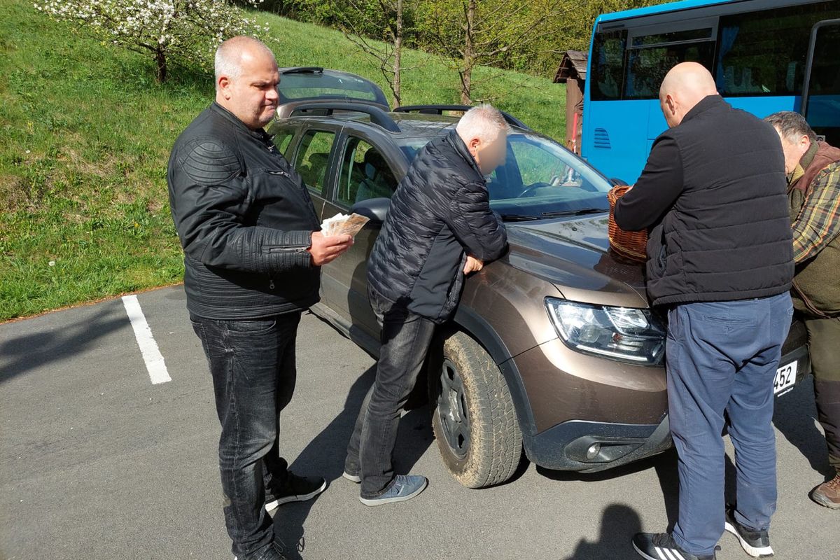 Z výletníků na Jesenicku se vyklubali policisté, zloděj z lesního baru měl utrum