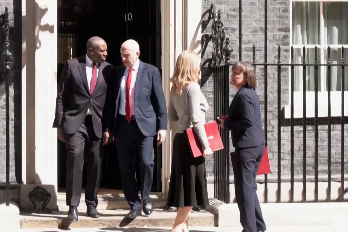 Britským premiérem zůstanu, vzkázal Starmer nespokojencům
