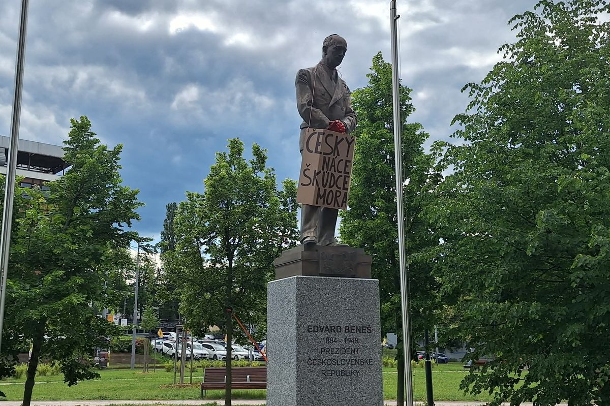 Aktivisté v Brně nabarvili soše prezidenta Beneše ruce na rudo