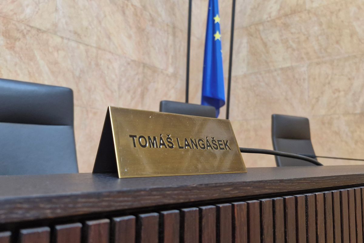 Muž měl opakovaně sex s dospělou nevlastní dcerou. Soudy ho potrestaly za znásilnění, zastal se ho Ústavní soud