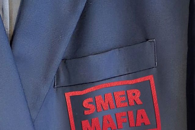 Nová parlamentní kultura na Slovensku: Opozičního poslance vykázali kvůli nápisu na saku