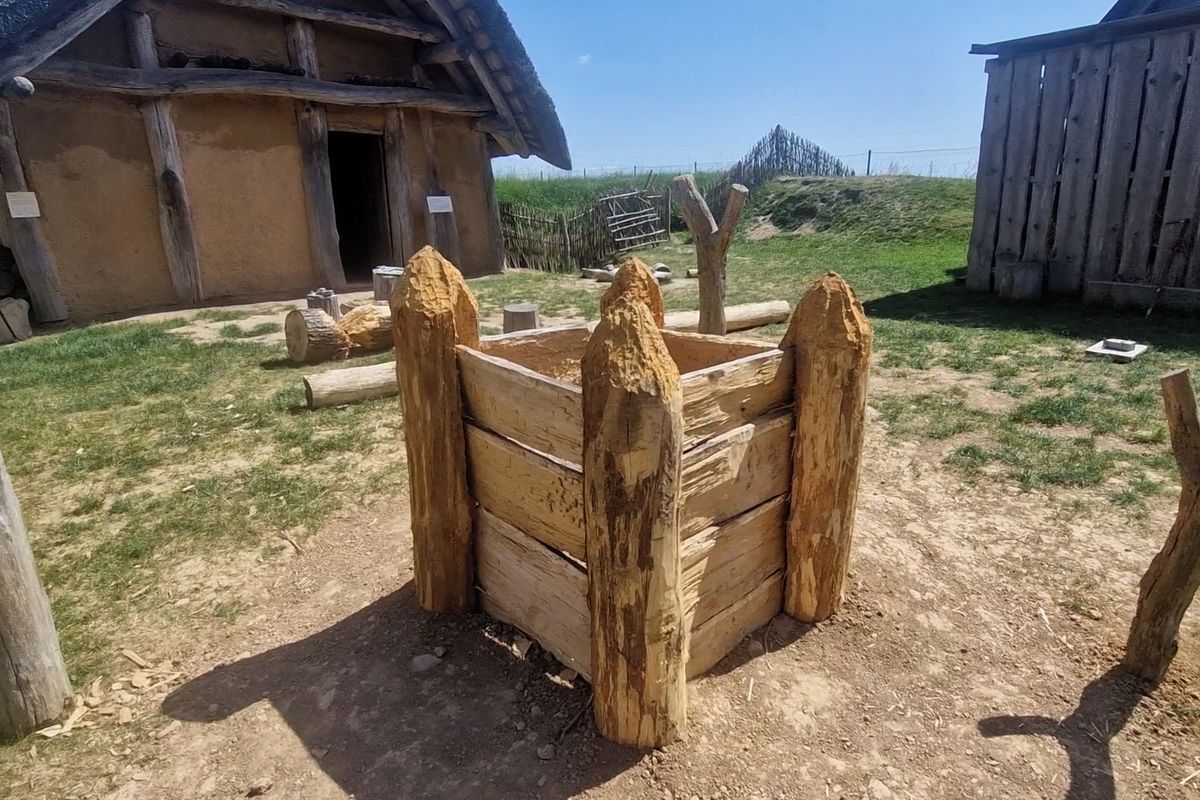 V archeoparku Všestary postavili studnu podle více než 7000 let starého originálu