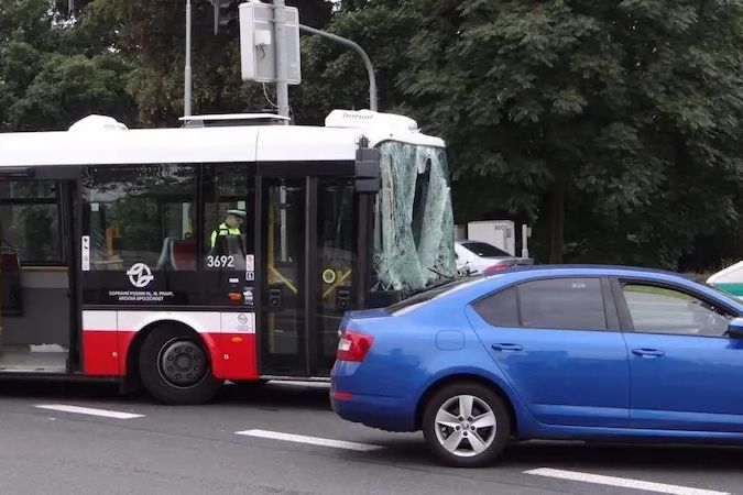 Půlhodinová zpoždění autobusů v Praze 6 má vyřešit nový buspruh, je to jedno z nejhorších míst