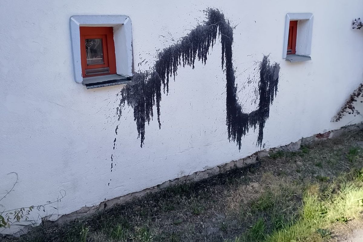 Dům novinářky Witowské a poradce Koláře někdo pocákal barvou
