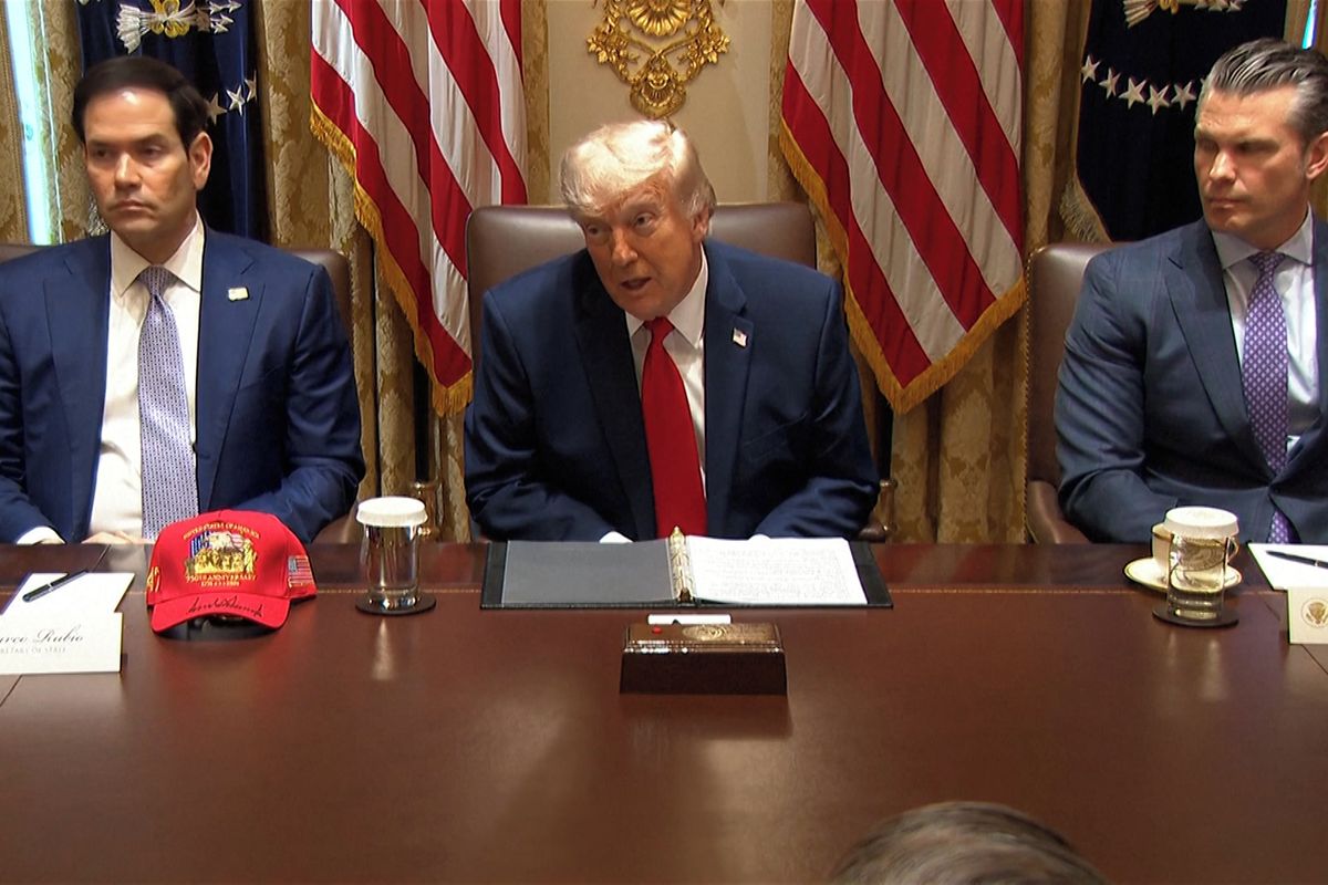 Omán se bude v Hormuzu chovat jako ostatní, jinak ho vyhodíme do povětří, pohrozil Trump