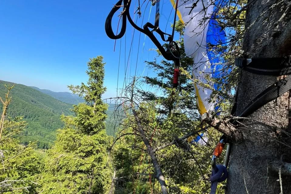 Dva paraglidisté uvízli v Beskydech na stromech. Zachraňovala je horská služba