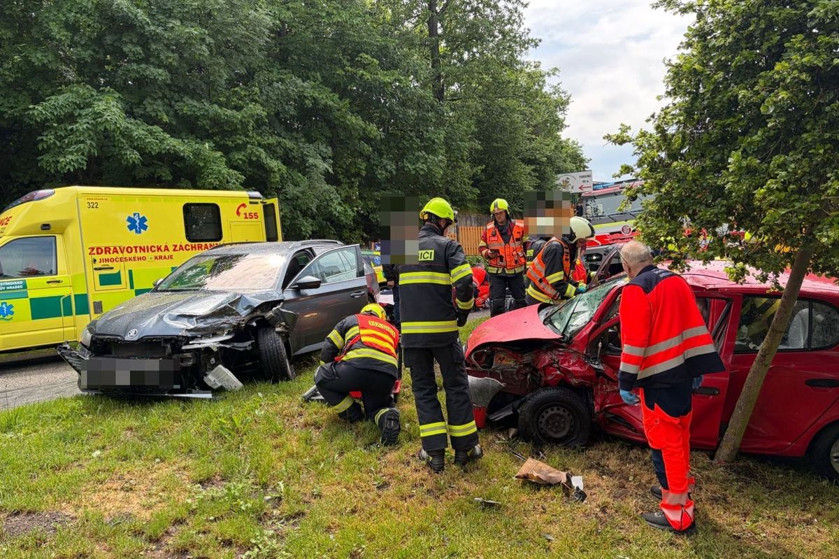 Šest zraněných po srážce dvou aut na Jindřichohradecku. Žena je v kritickém stavu