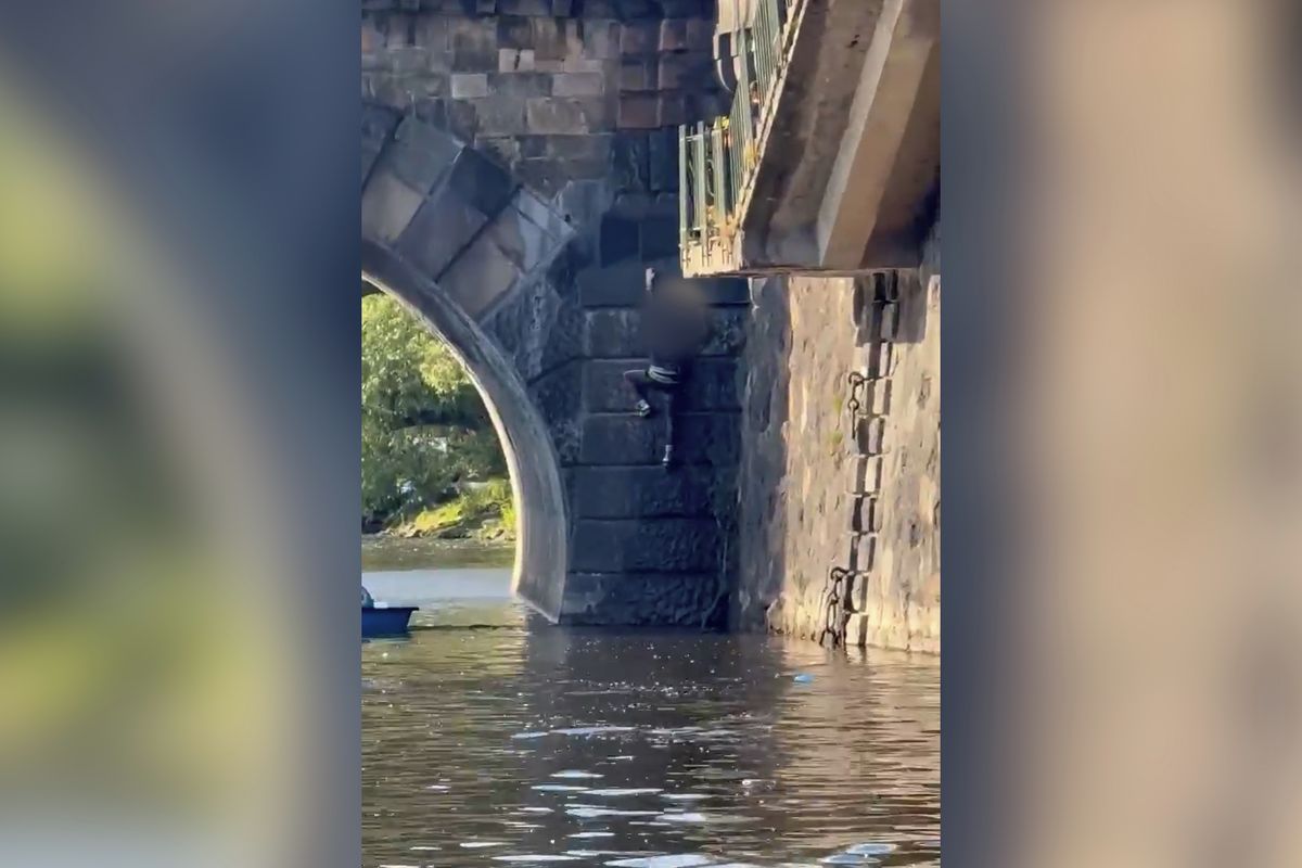 Opilý cizinec skočil z hecu v Praze z mostu do Vltavy