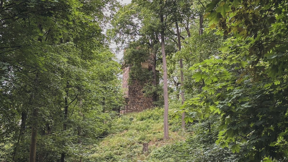 Na Petříně ji nenajdete. Nejstarší pražská rozhledna je nenápadná kráska