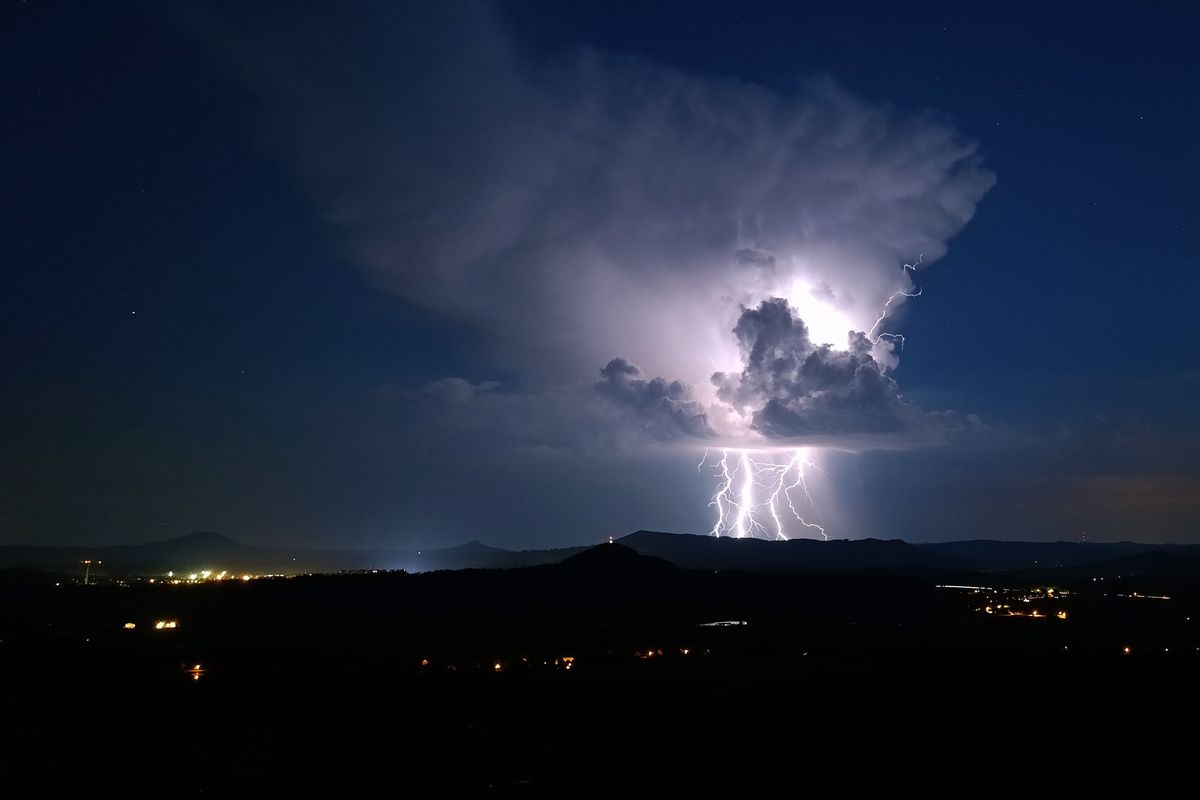 FOTO: Blesky křižovaly noční oblohu nad severem Česka